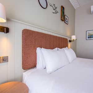 Zimmer mit Kingsize-Bett